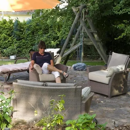 Mit Pool Und Ueberdachtem Balkon *